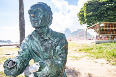 Estátua de Betinho é vandalizada pela sexta vez neste ano