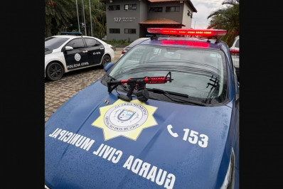 Veículo usado para guardar armas e drogas é apreendido em Búzios