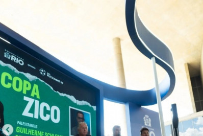 Zico faz paralelo de sua situação em 86 com a de Neymar: 'Desrespeitei meu coração'