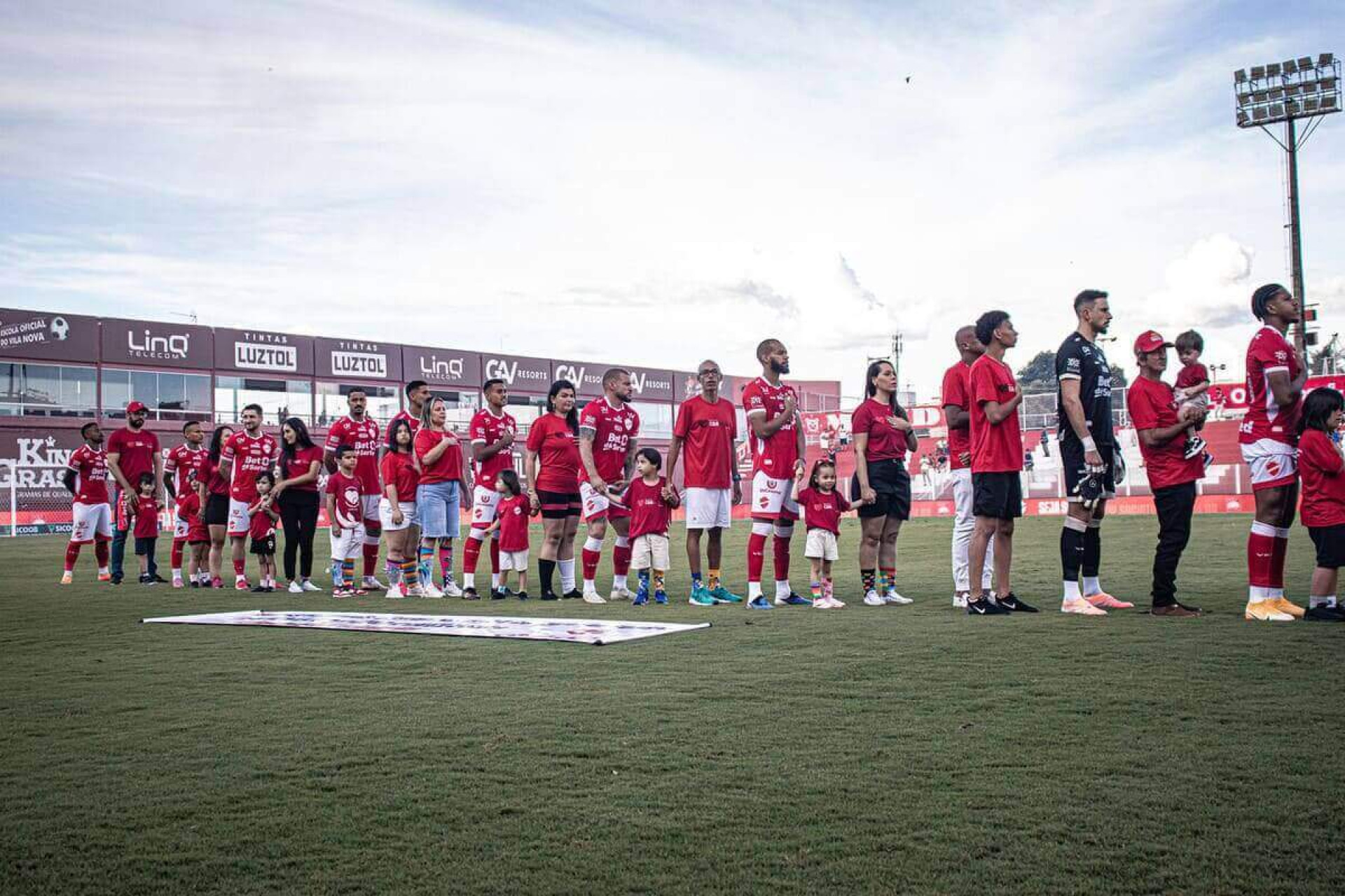 Caio Marcelo estreia no futebol brasileiro e celebra in&iacute;cio pelo Vila Nova