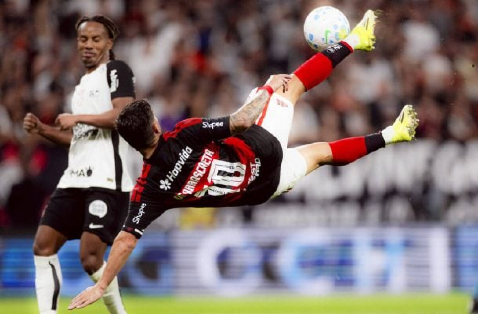 Flamengo, com 10, obt&eacute;m milagre em Itaquera