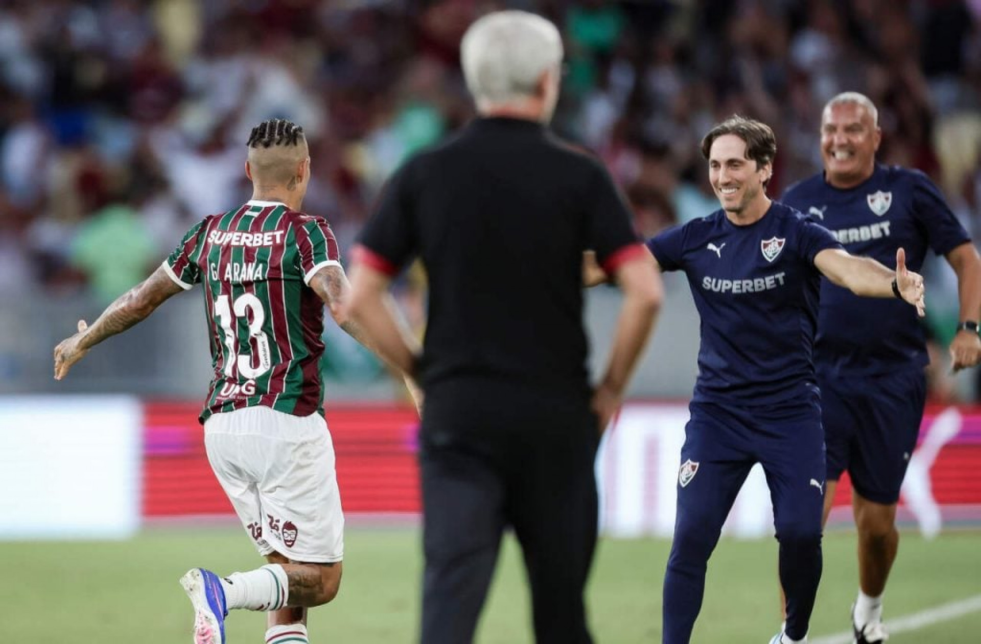 Fluminense assina renova&ccedil;&atilde;o de lateral titular at&eacute; o final de 2027