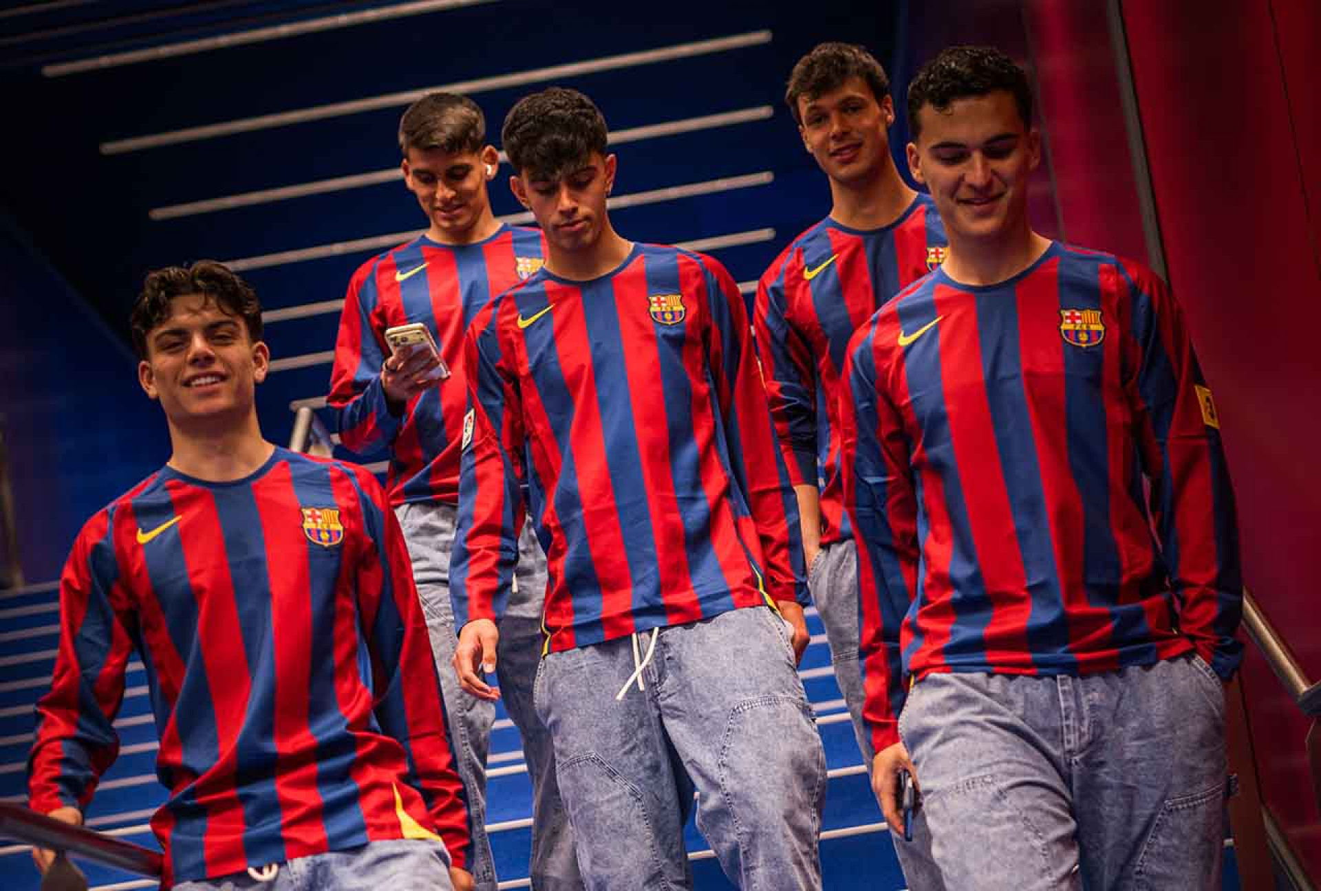 Torcida do Barcelona esgota camisa em homenagem a Ronaldinho