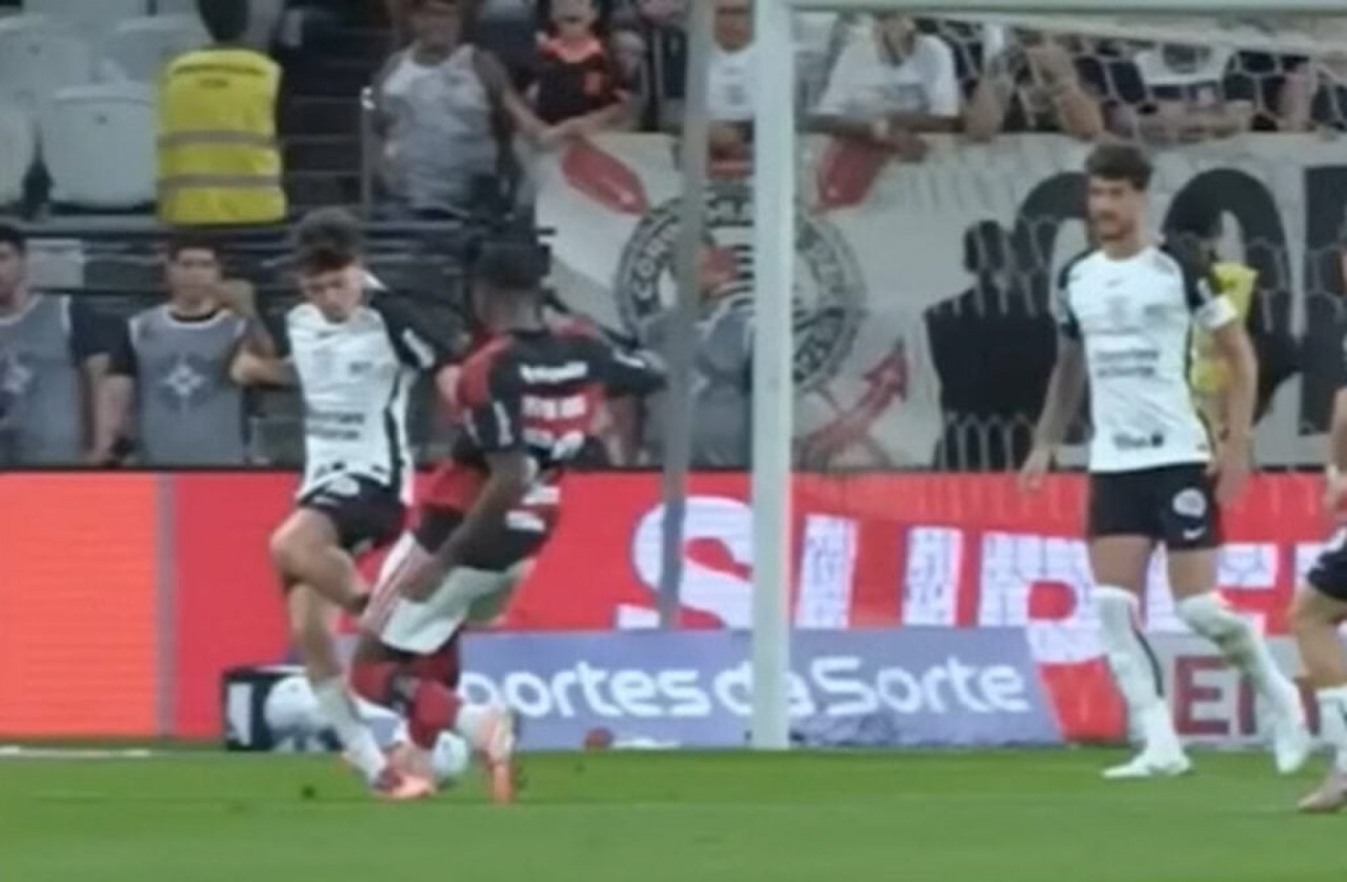 CBF divulga &aacute;udio do VAR em expuls&atilde;o de Evertton Ara&uacute;jo, do Flamengo