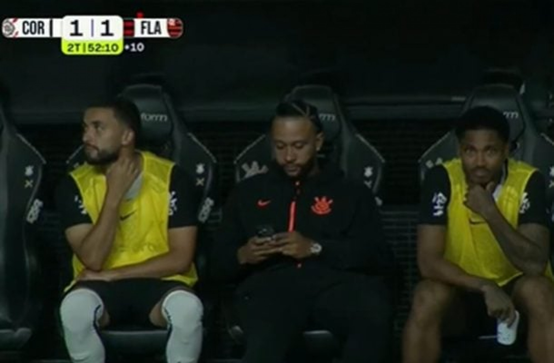 Memphis Depay esclarece uso de celular durante empate entre Corinthians e Flamengo
