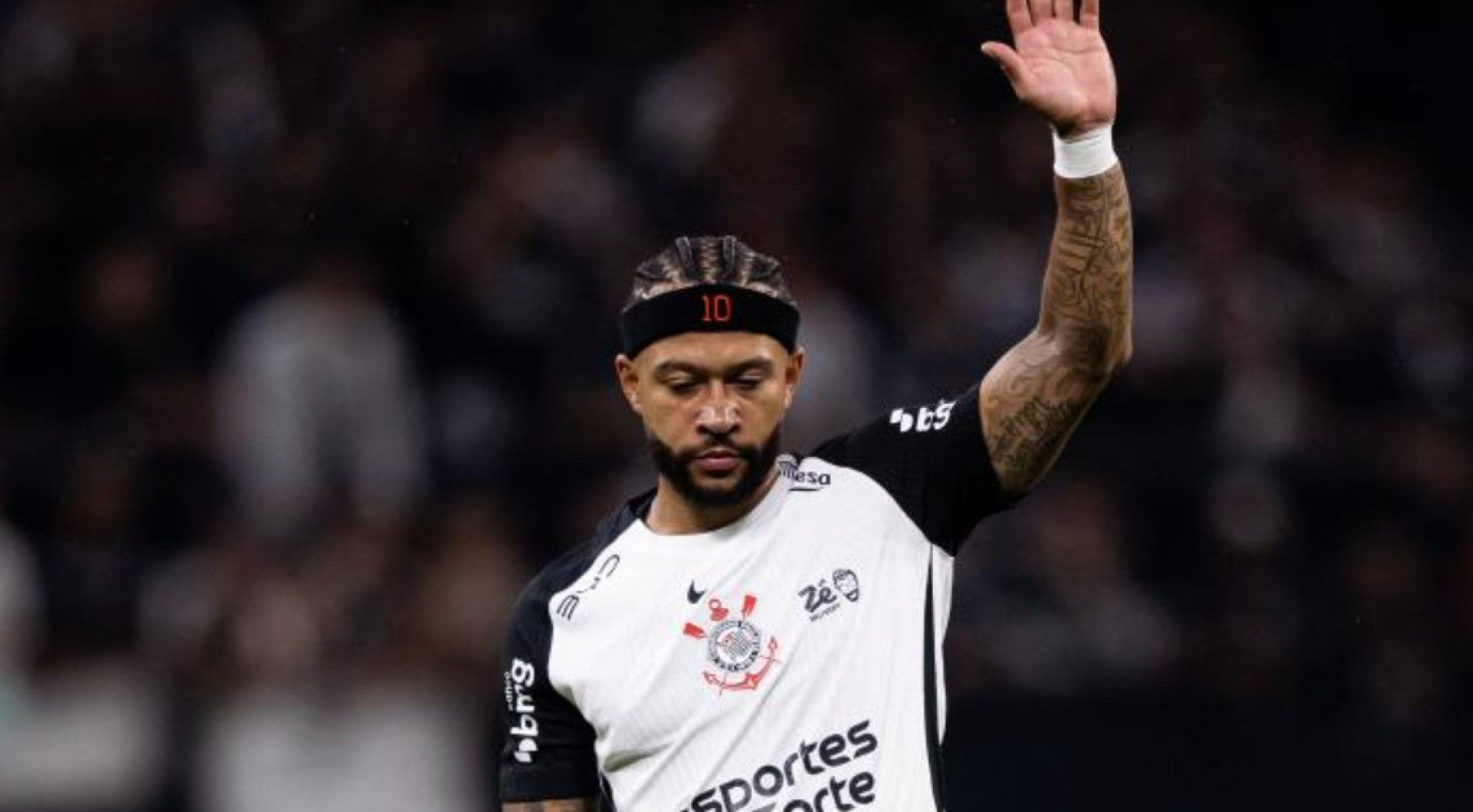 Memphis descumpre regra e usa celular no banco de reservas contra o Flamengo