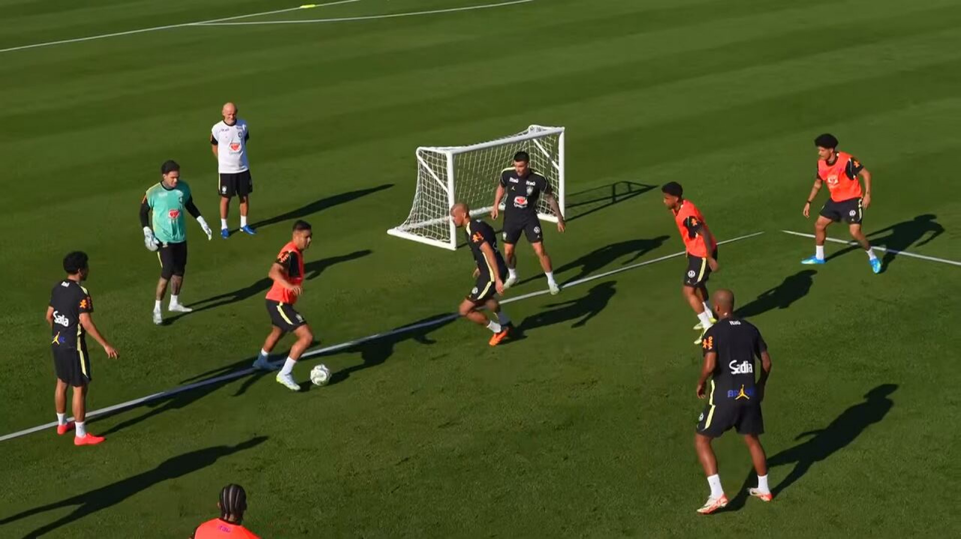 Com aus&ecirc;ncias, Sele&ccedil;&atilde;o faz primeiro treino antes de enfrentar a Fran&ccedil;a