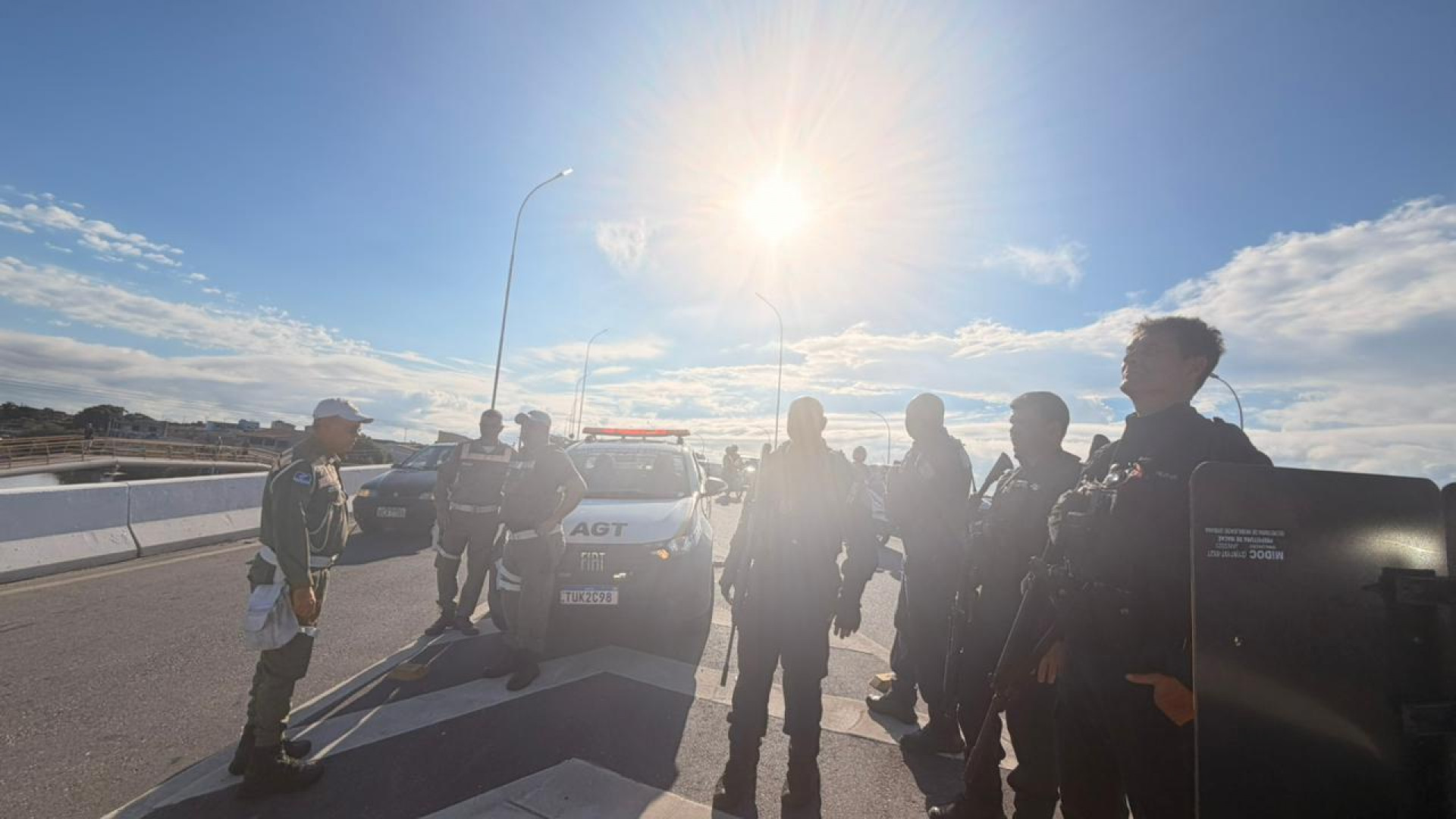 Bloqueios com pneus em chamas marcaram protesto de motoboys e impactaram o tr&acirc;nsito em Maca&eacute; - Foto: Reprodu&ccedil;&atilde;o Rede Social