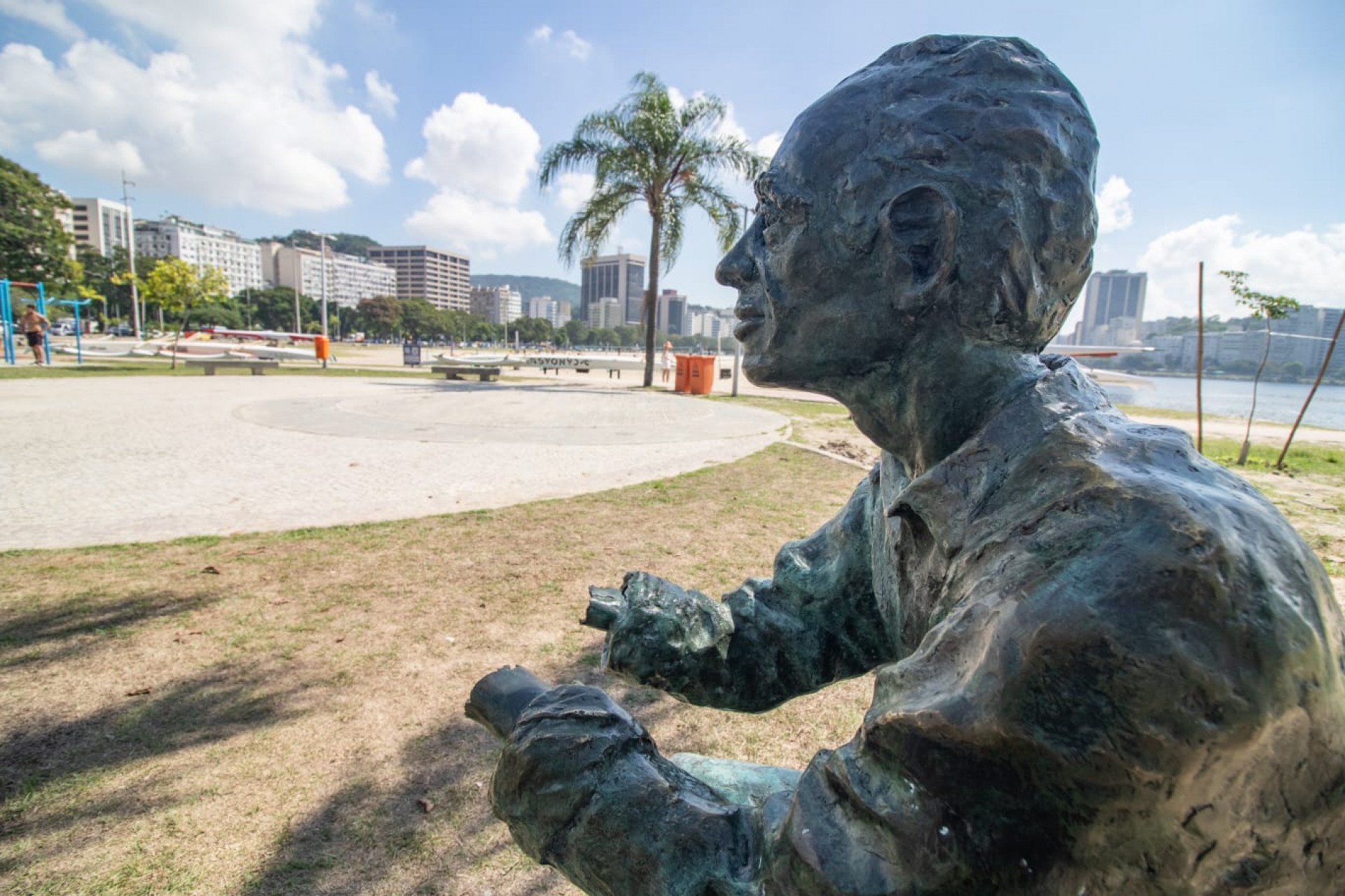 Criminosos furtaram as mão da escultura localizada na Praia de Botafogo - Érica Martin / Agência O Dia