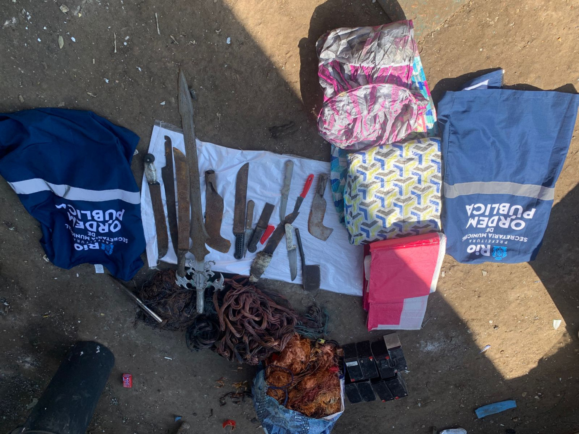 Facas e outros materiais foram encontrados no estabelecimento interditado - Divulgação