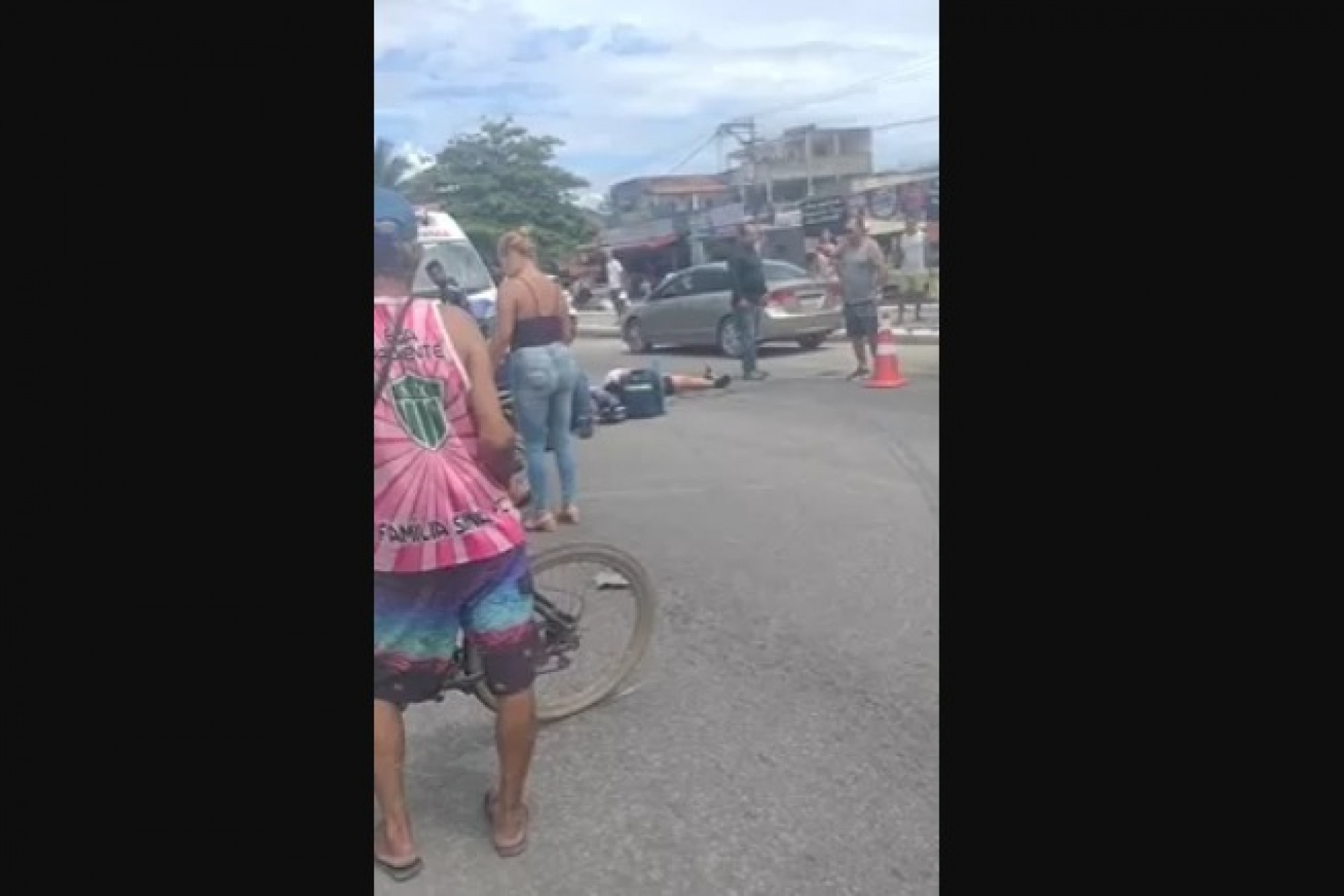 Colisão entre carro e moto deixa feridos em Tamoios, distrito de Cabo Frio