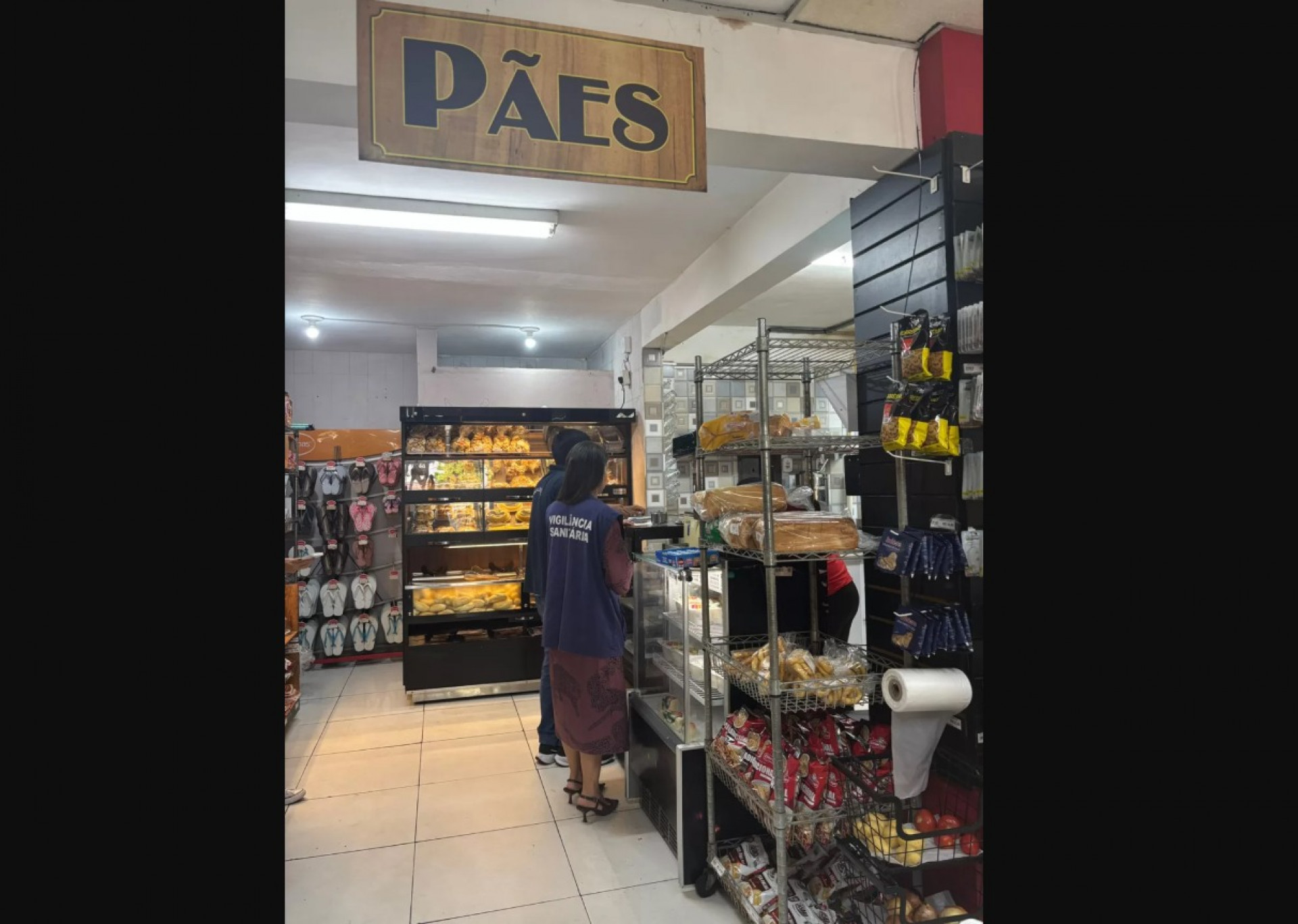 Vigilância Sanitária apura denúncias em padaria e supermercado em Cabo Frio