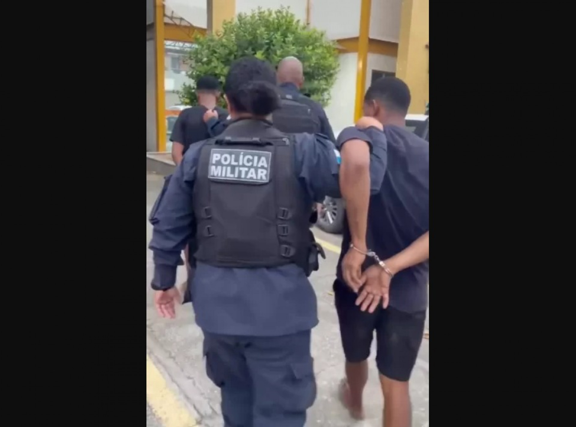 Dupla é presa após roubo a estabelecimento em Iguaba Grande