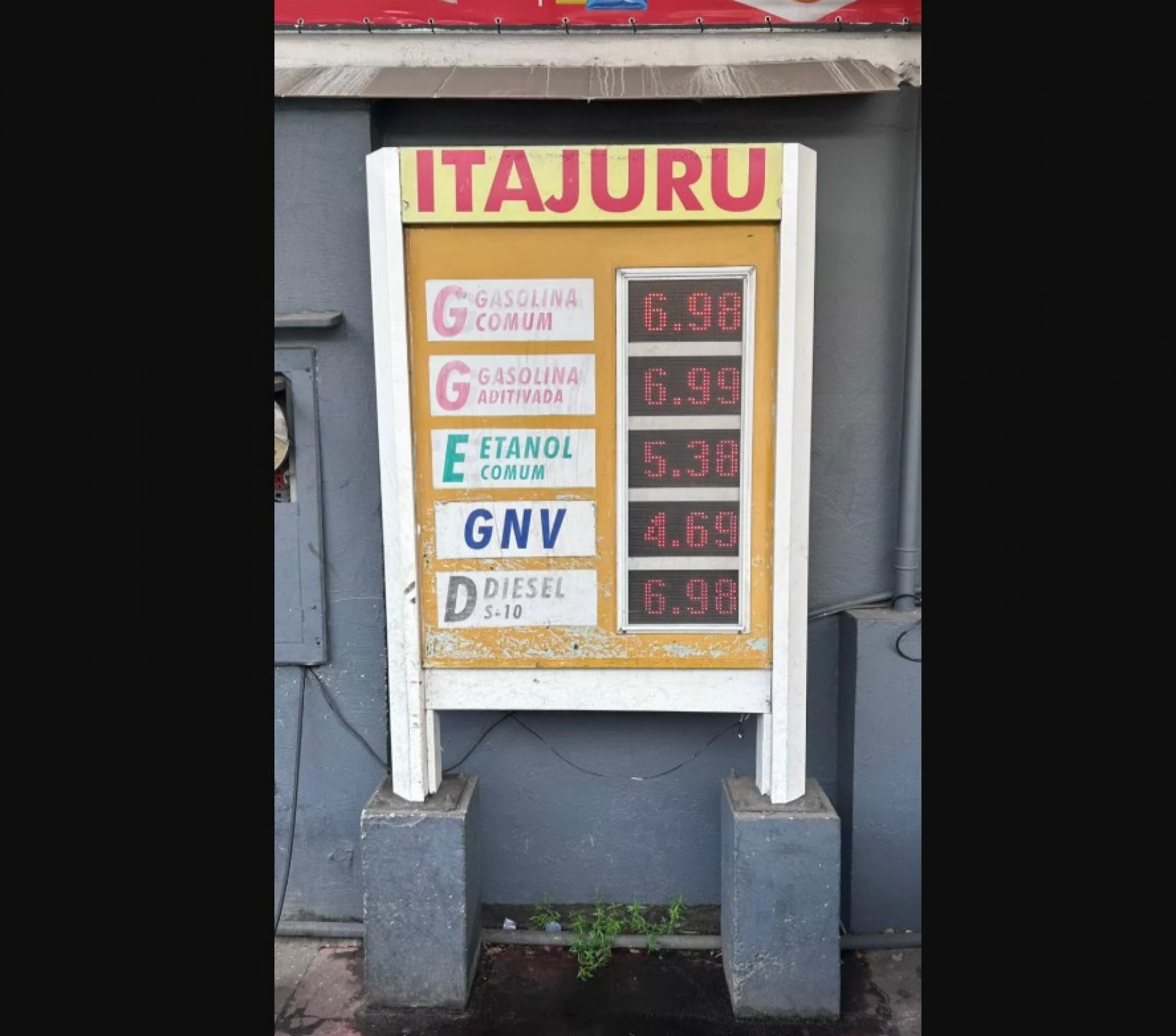 Movimento intenso é registrado em postos após aumento do preço.
 - Reprodução