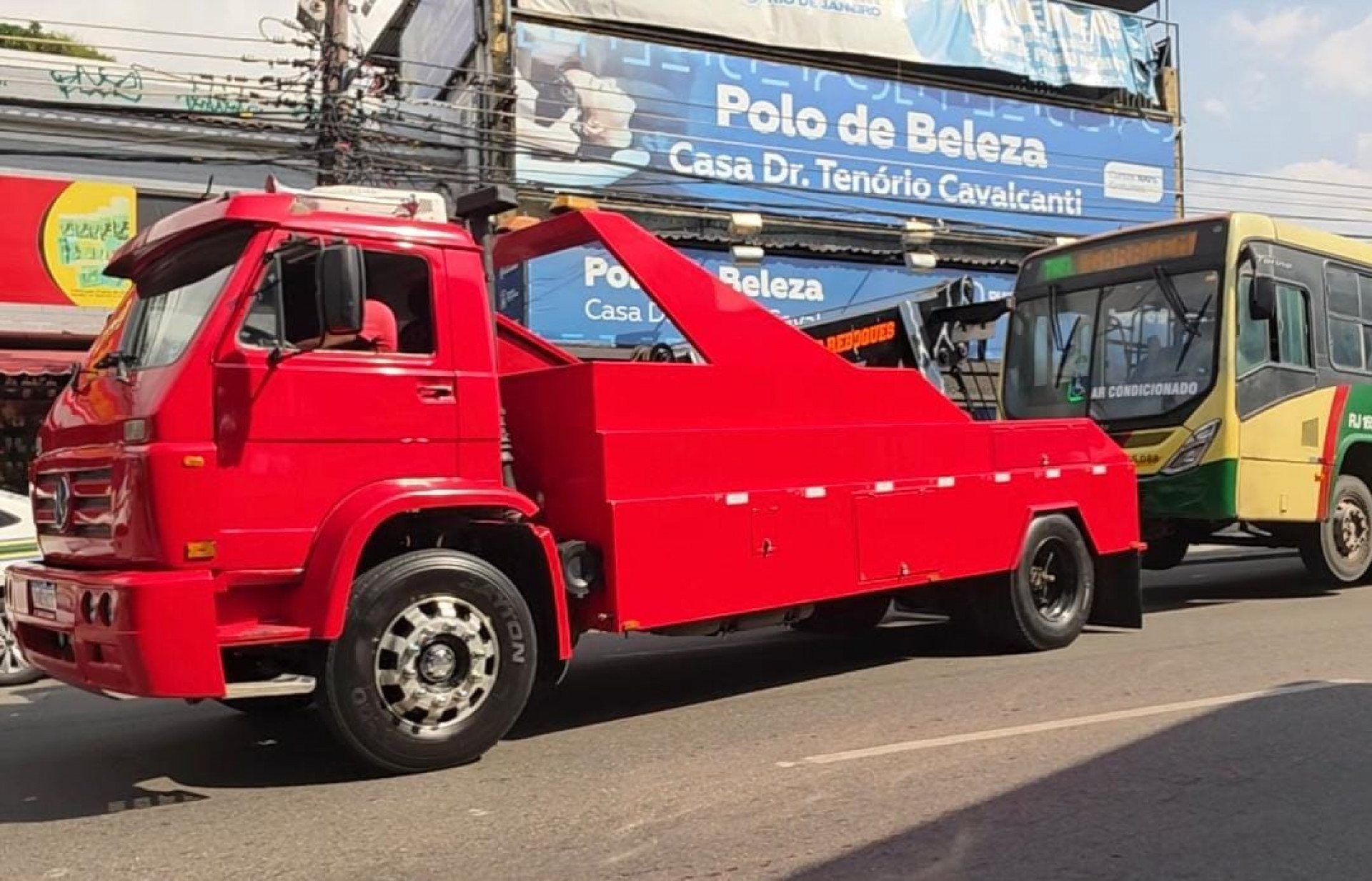 Comissão de Transportes da Alerj autua 10 ônibus interestaduais em Caxias