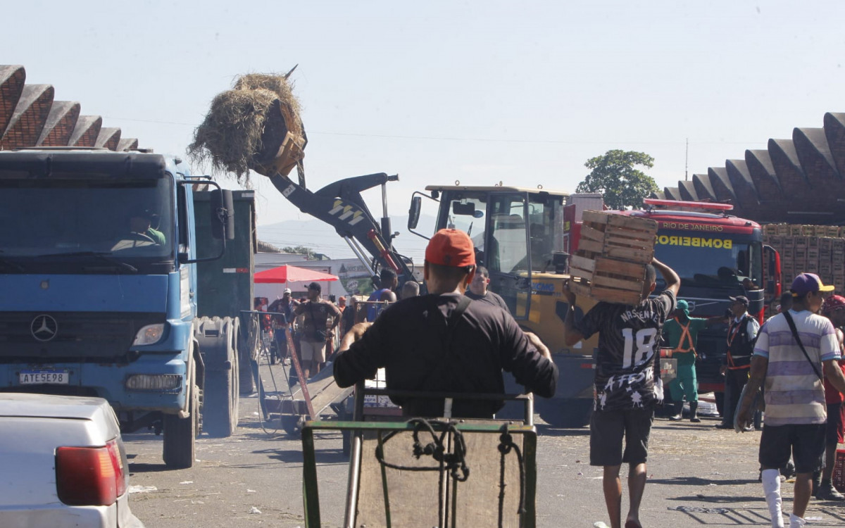 Inc&ecirc;ndio destruiu galp&atilde;o da Ceasa, em Iraj&aacute;, nesta ter&ccedil;a-feira (24)