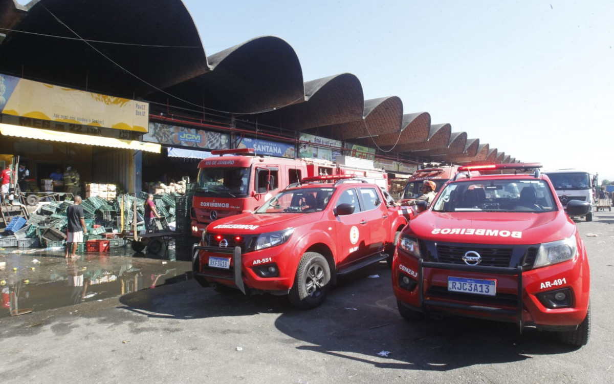 Inc&ecirc;ndio destruiu galp&atilde;o da Ceasa, em Iraj&aacute;, nesta ter&ccedil;a-feira (24)