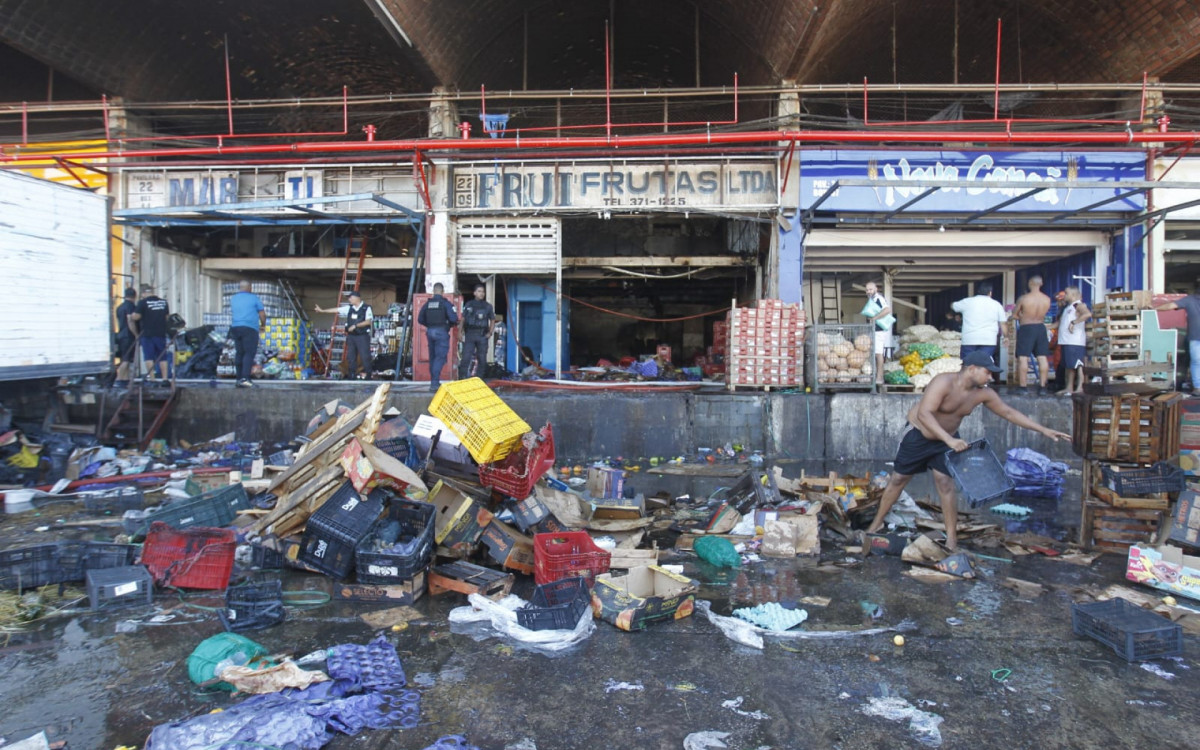 Inc&ecirc;ndio destruiu galp&atilde;o da Ceasa, em Iraj&aacute;, nesta ter&ccedil;a-feira (24)