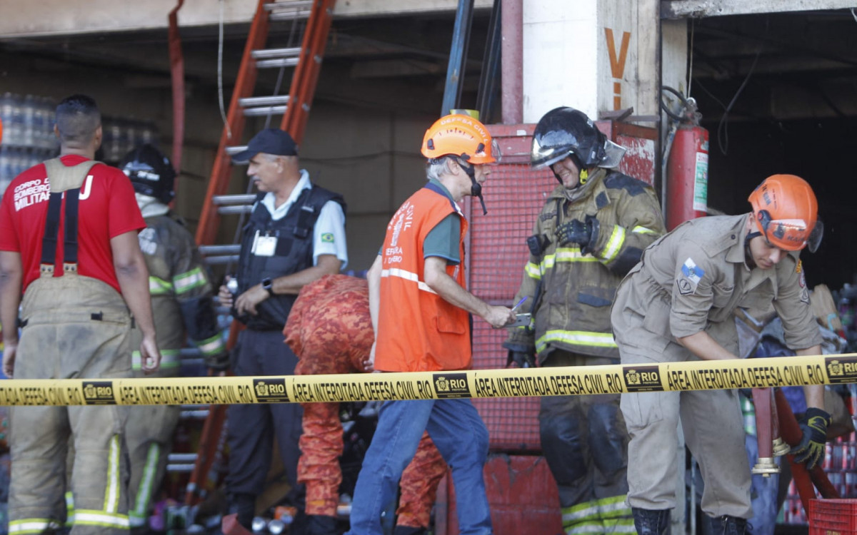 Bombeiros atuam no trabalho de rescaldo ap&oacute;s inc&ecirc;ndio em galp&atilde;o da Ceasa