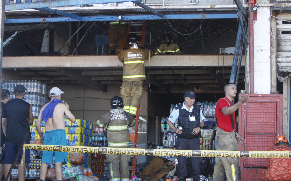 Bombeiros atuam no trabalho de rescaldo ap&oacute;s inc&ecirc;ndio em galp&atilde;o da Ceasa