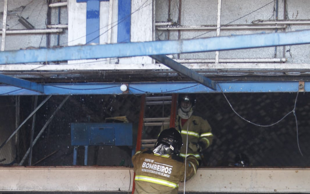 Bombeiros atuam no trabalho de rescaldo ap&oacute;s inc&ecirc;ndio em galp&atilde;o da Ceasa