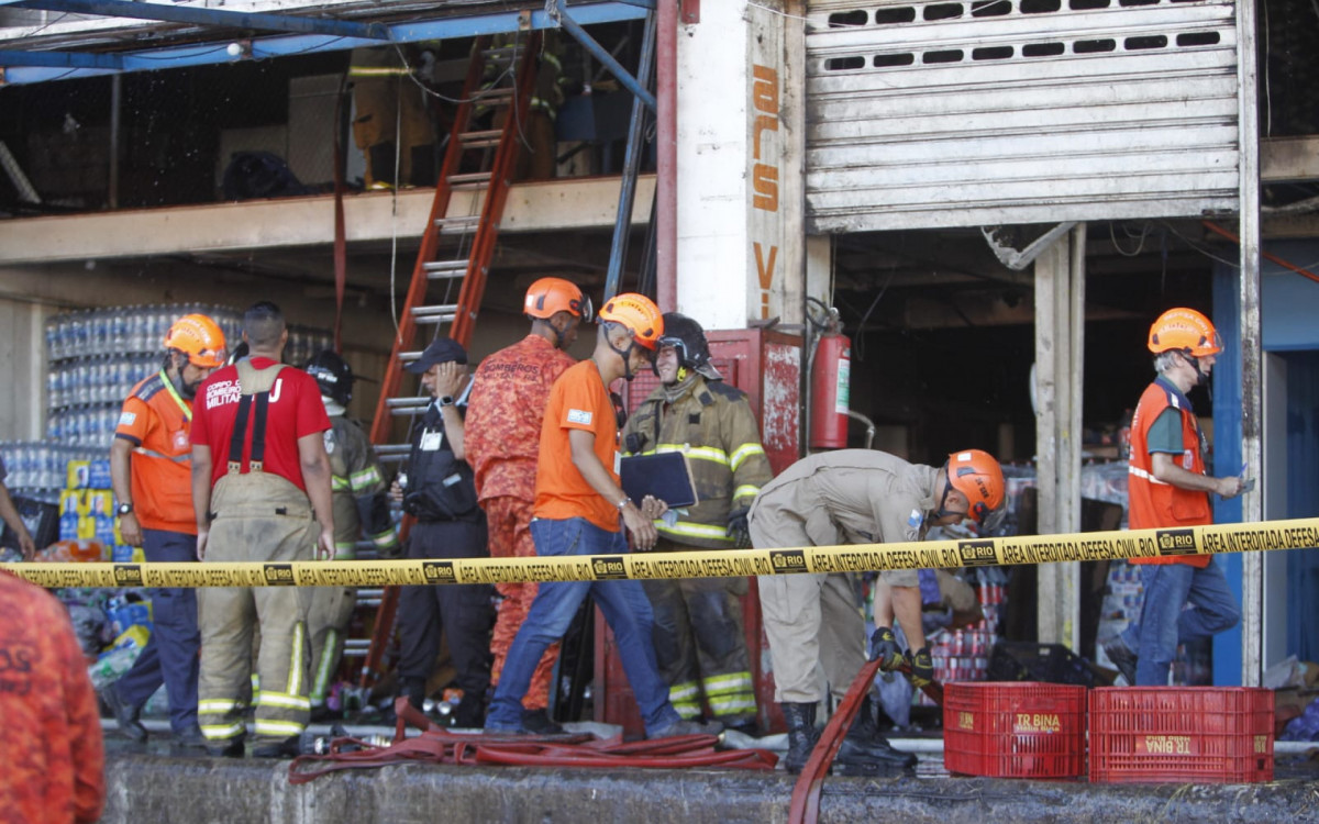 Bombeiros atuam no trabalho de rescaldo ap&oacute;s inc&ecirc;ndio em galp&atilde;o da Ceasa