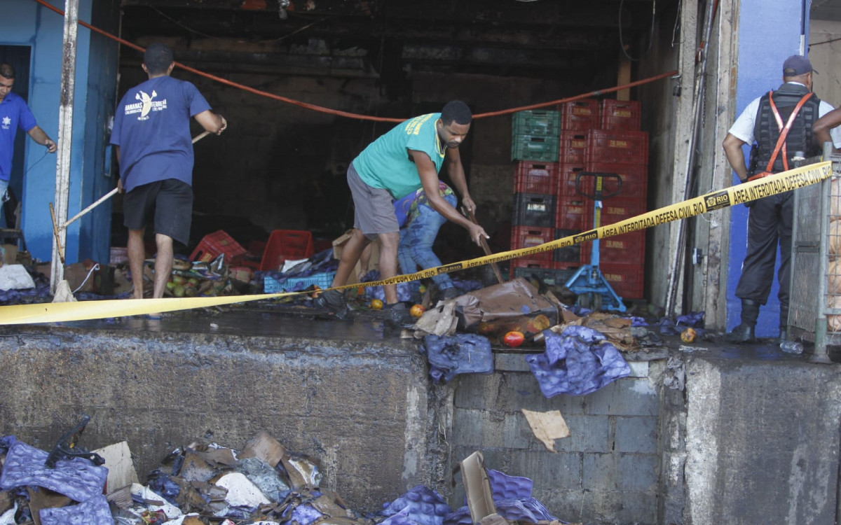 Comerciantes limparam box ap&oacute;s inc&ecirc;ndio em galp&atilde;o na Ceasa