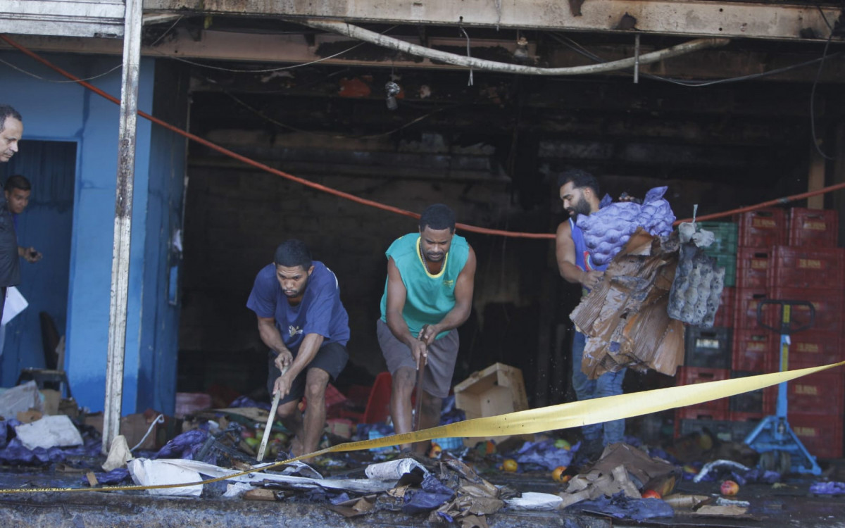 Comerciantes limparam box ap&oacute;s inc&ecirc;ndio em galp&atilde;o na Ceasa