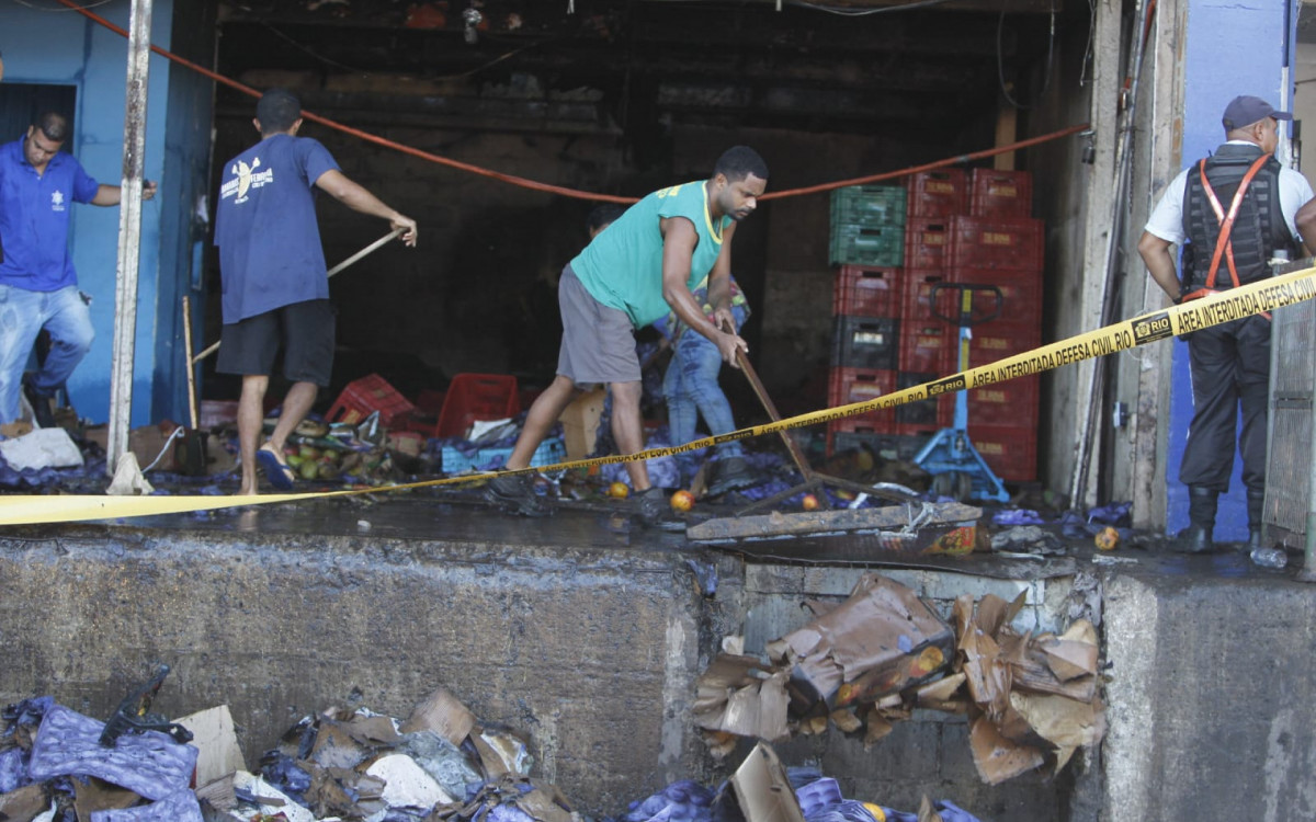 Comerciantes limparam box ap&oacute;s inc&ecirc;ndio em galp&atilde;o na Ceasa