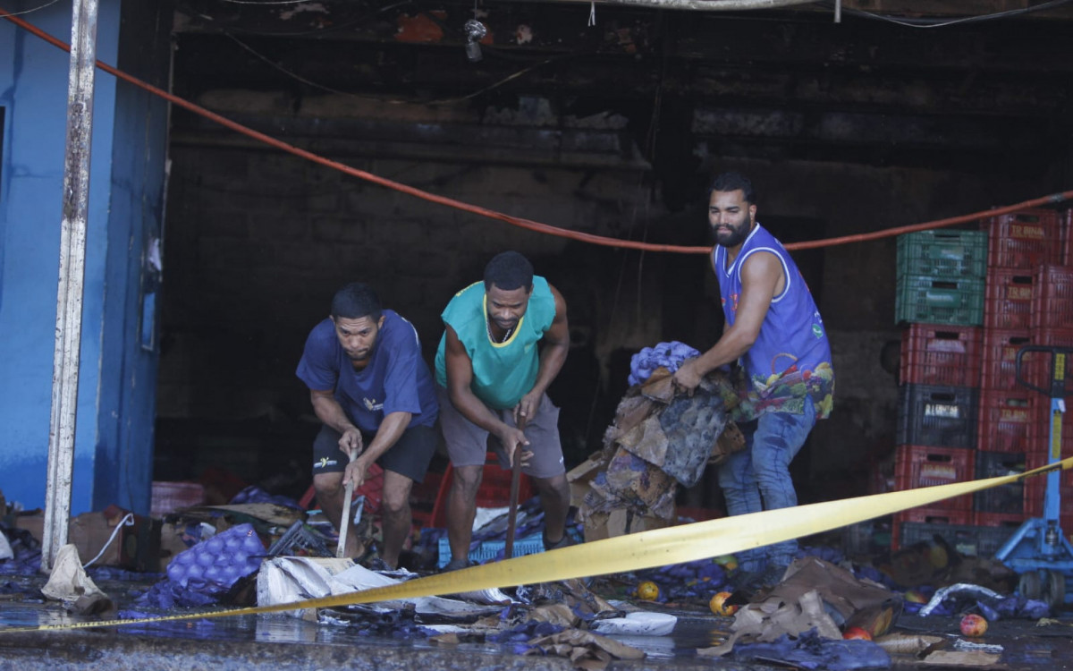 Comerciantes limparam box ap&oacute;s inc&ecirc;ndio em galp&atilde;o na Ceasa