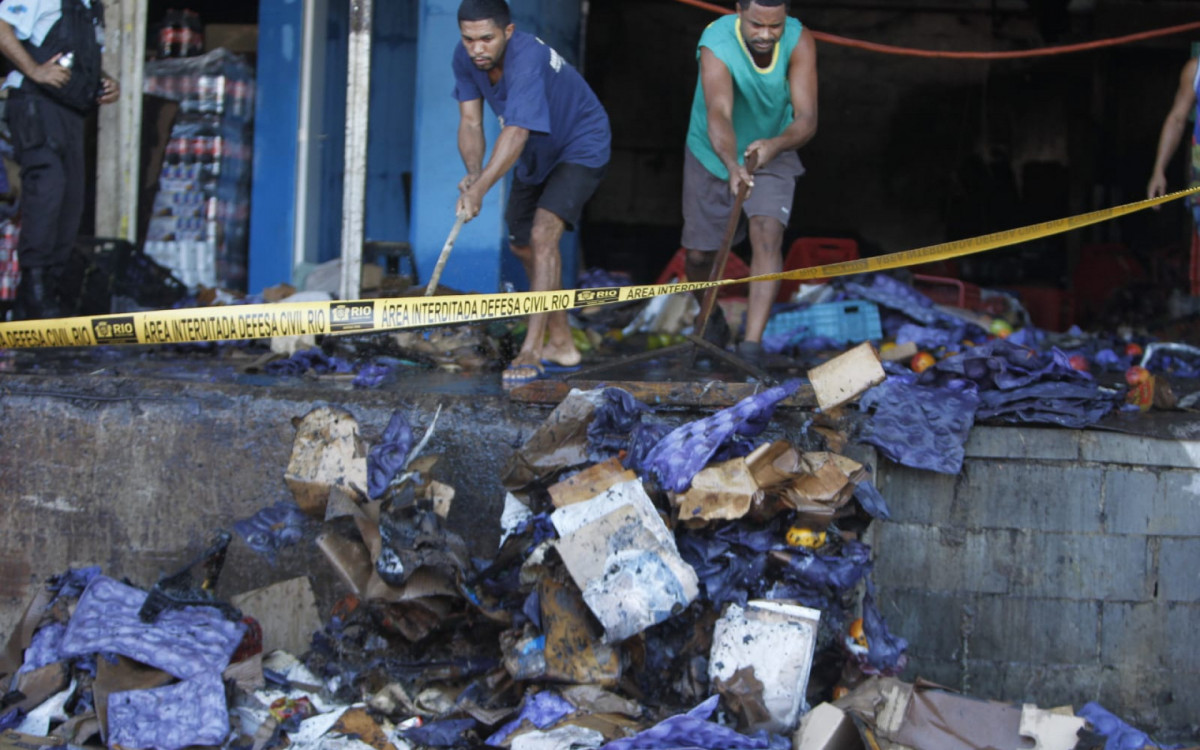 Comerciantes limparam box ap&oacute;s inc&ecirc;ndio em galp&atilde;o na Ceasa