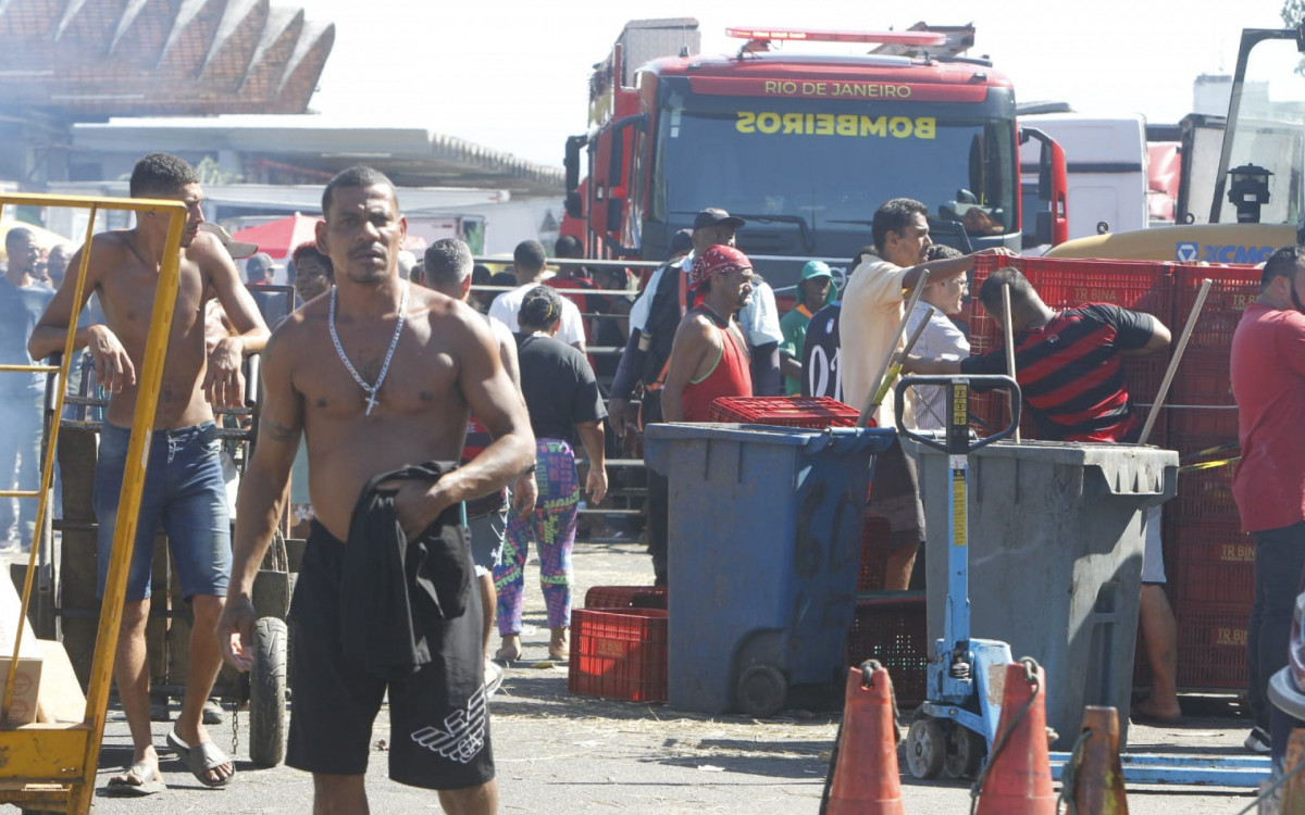 Inc&ecirc;ndio destruiu galp&atilde;o da Ceasa, em Iraj&aacute;, nesta ter&ccedil;a-feira (24)