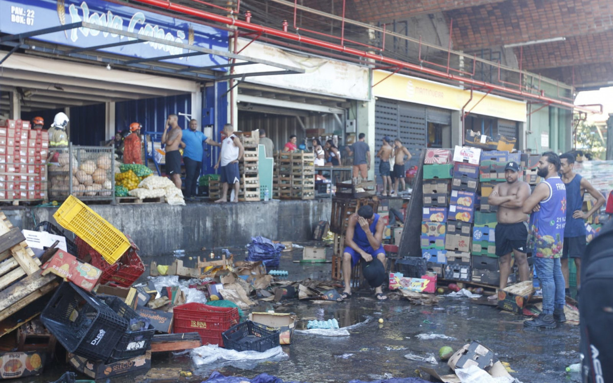 Inc&ecirc;ndio destruiu galp&atilde;o da Ceasa, em Iraj&aacute;, nesta ter&ccedil;a-feira (24)