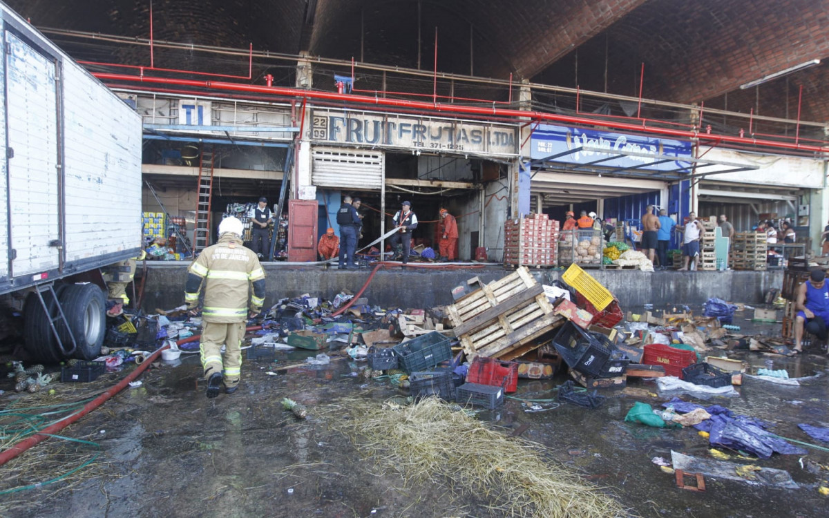 Inc&ecirc;ndio destruiu galp&atilde;o da Ceasa, em Iraj&aacute;, nesta ter&ccedil;a-feira (24)