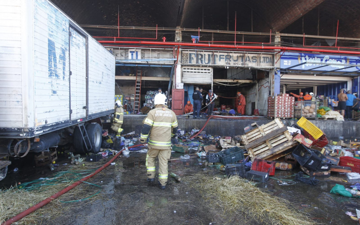 Inc&ecirc;ndio destruiu galp&atilde;o da Ceasa, em Iraj&aacute;, nesta ter&ccedil;a-feira (24)
