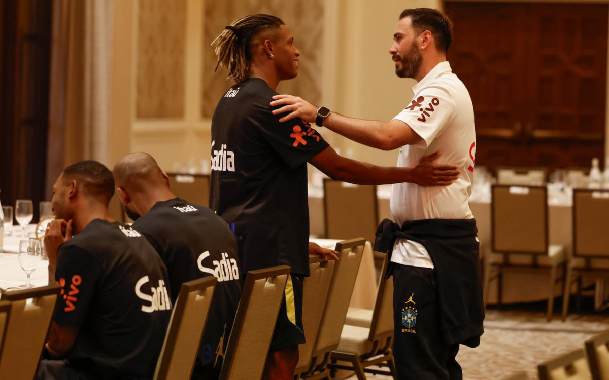 Danilo conversa com Davide Ancelotti