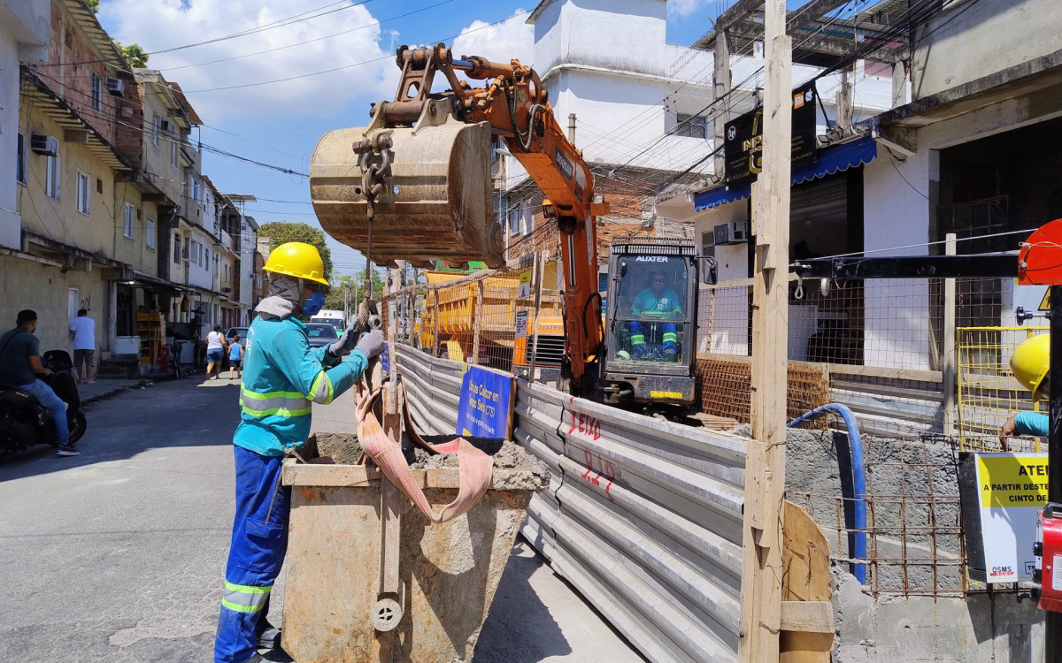 Equipes da &Aacute;guas do Rio na constru&ccedil;&atilde;o de um tronco coletor na Vila dos Pinheiros, na Mar&eacute; - Divulga&ccedil;&atilde;o/&Aacute;guas do Rio