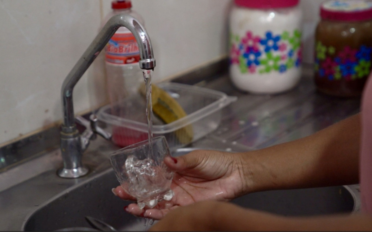 Moradora da Barreira do Vasco lava lou&ccedil;a: doen&ccedil;as de veicula&ccedil;&atilde;o h&iacute;drica na regi&atilde;o ca&iacute;ram 41,1% - Divulga&ccedil;&atilde;o/&Aacute;guas do Rio