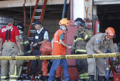 Fotos: Incêndio atinge pavilhão da Ceasa, em Irajá