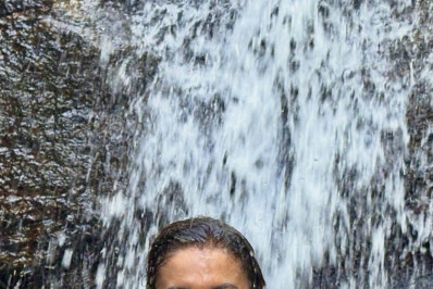 Dira Paes se refresca em cachoeira e celebra conexão com a natureza: 'Sou de todas as águas'