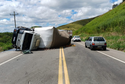 Caminhão tomba na BR-393, em Três Rios