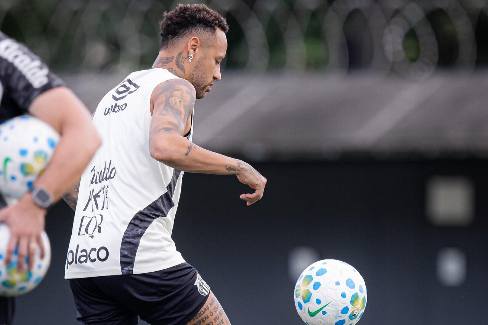 Neymar se antecipa &agrave; reapresenta&ccedil;&atilde;o no Santos e treina parte f&iacute;sica