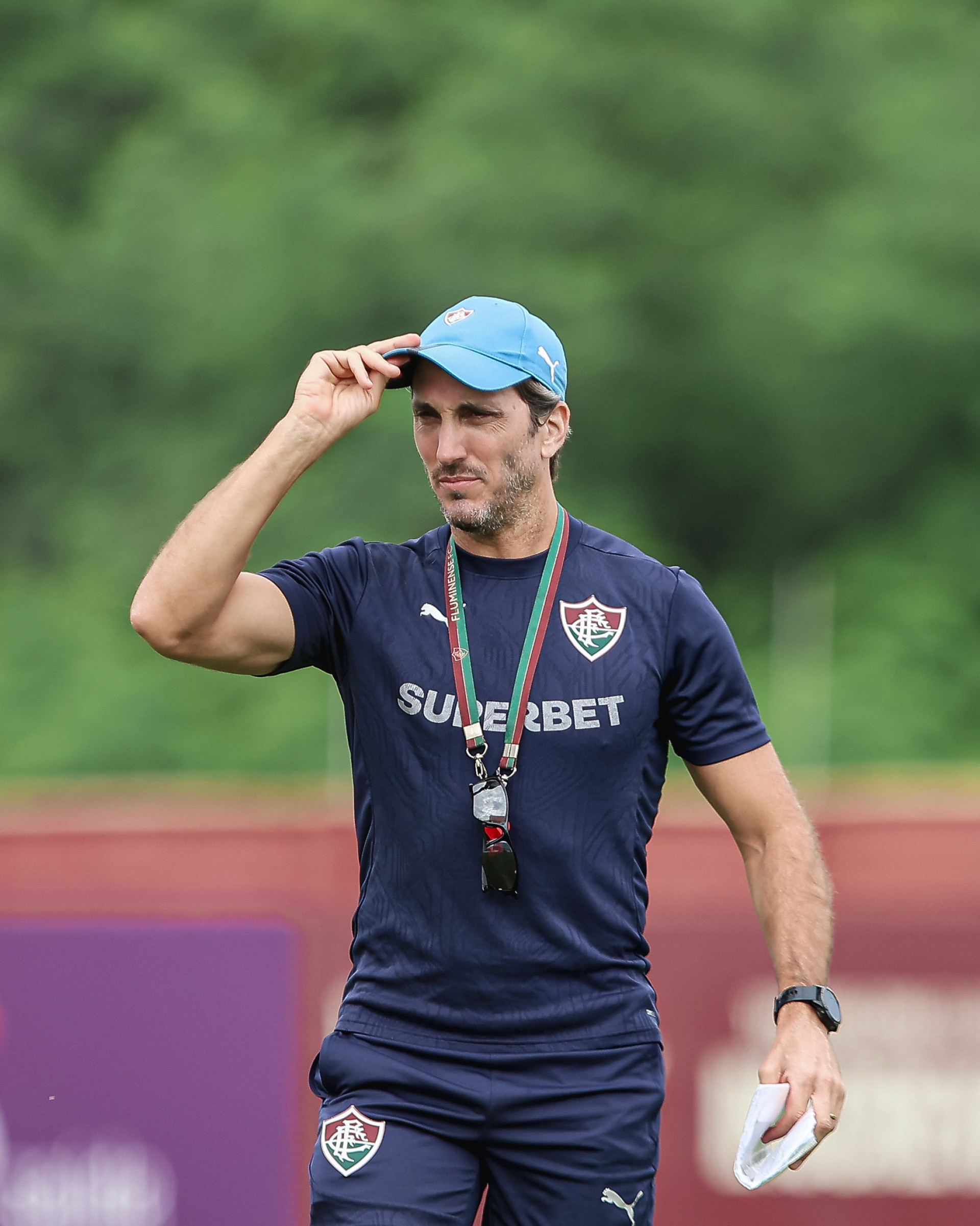 Sob o comando de Zubeldía, o Fluminense aposta na força do elenco atual e planeja reforços pontuais, enquanto monitora possíveis saídas