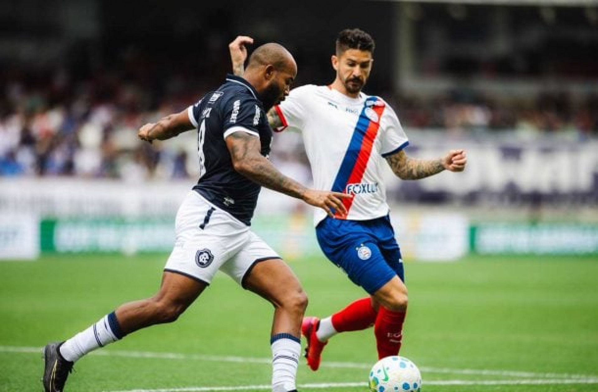 Narrador anuncia a&ccedil;&atilde;o judicial contra torcedores ap&oacute;s transmiss&atilde;o de Remo x Bahia