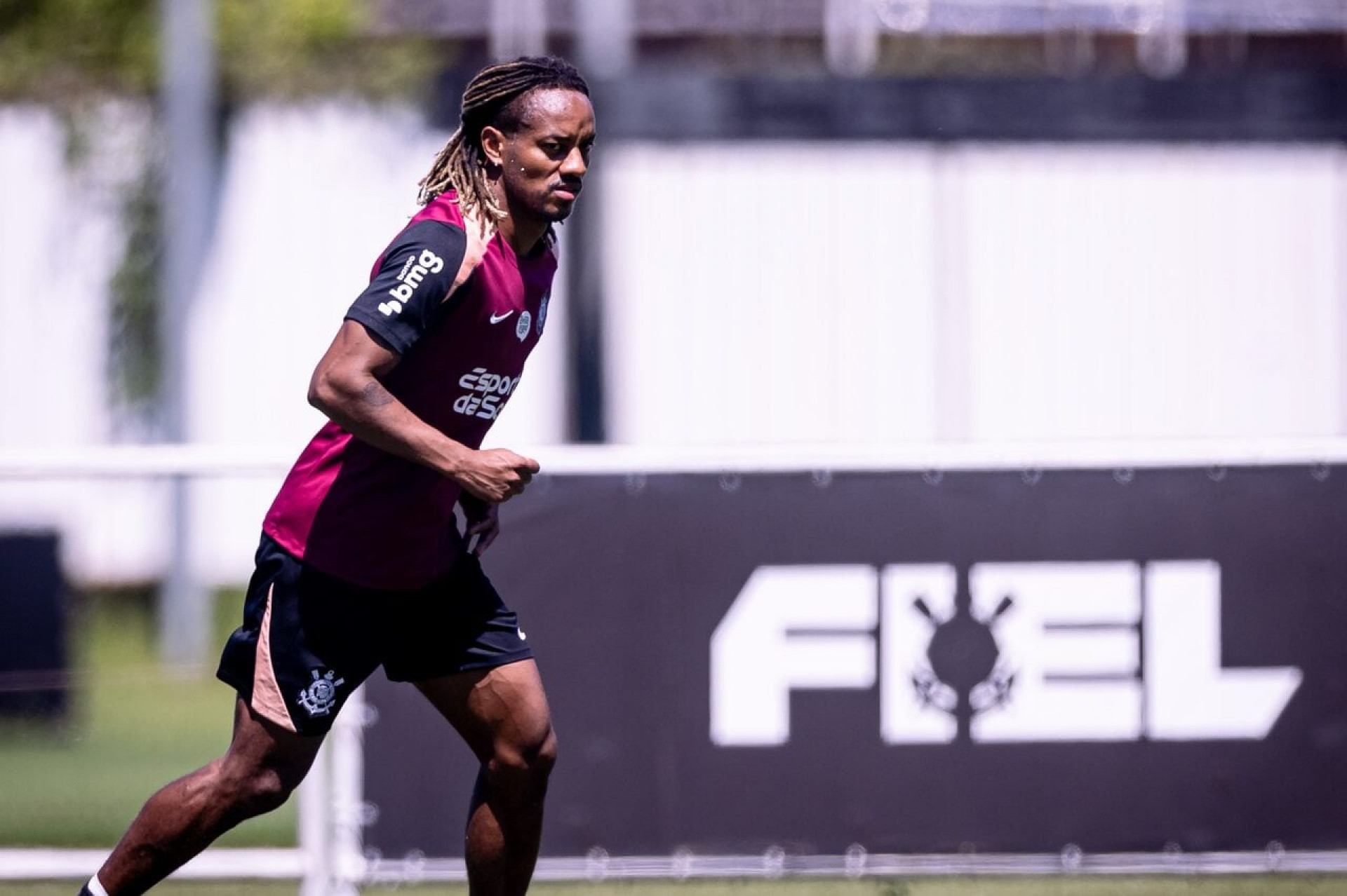 Corinthians n&atilde;o ter&aacute; dupla convocada em duelo contra o Fluminense