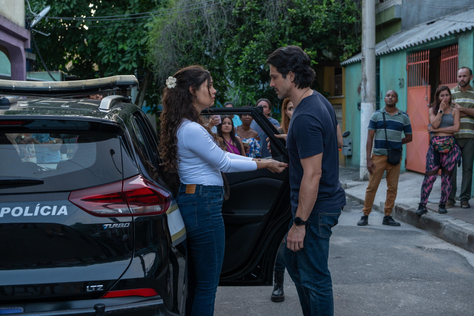 Gerluce (Sophie Charlotte) é presa por Paulinho (Romulo Estrela) na novela 'Três Graças' - TV Globo / Estevam Avellar