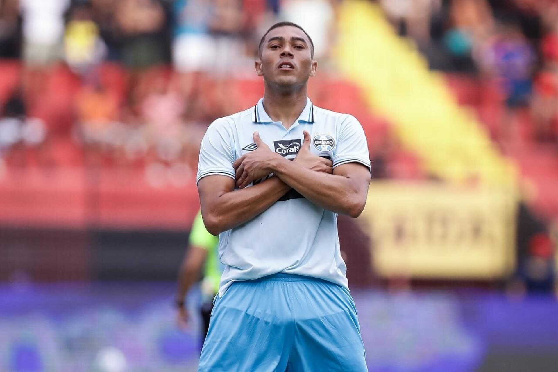 Carlos Vin&iacute;cius ganha destaque na Europa e sonha em defender Sele&ccedil;&atilde;o Brasileira