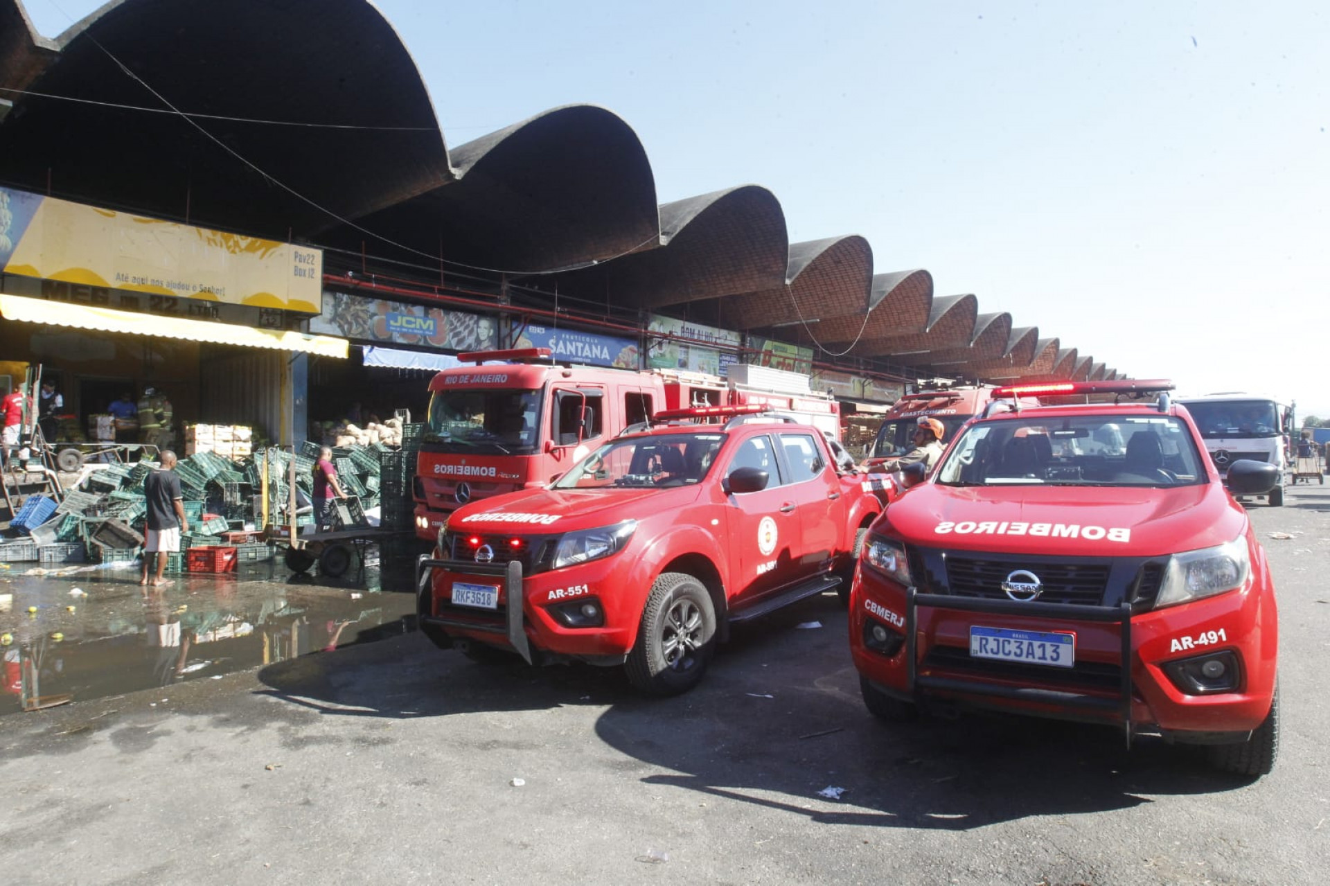 Incêndio destruiu galpão da Ceasa, em Irajá, nesta terça-feira (24) - Reginaldo Pimenta / Agência O Dia