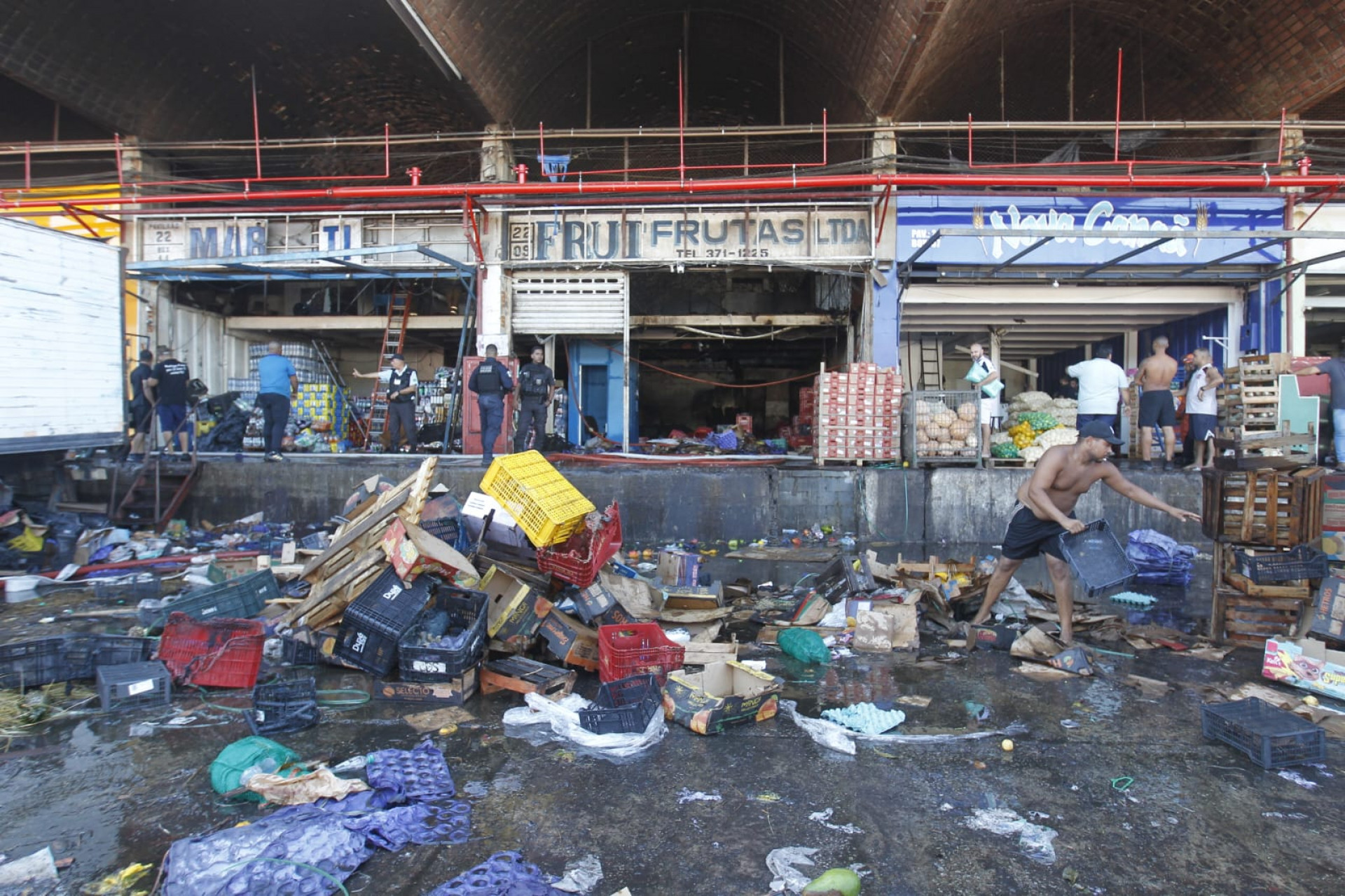 Incêndio destruiu galpão da Ceasa, em Irajá, nesta terça-feira (24) - Reginaldo Pimenta / Agência O Dia