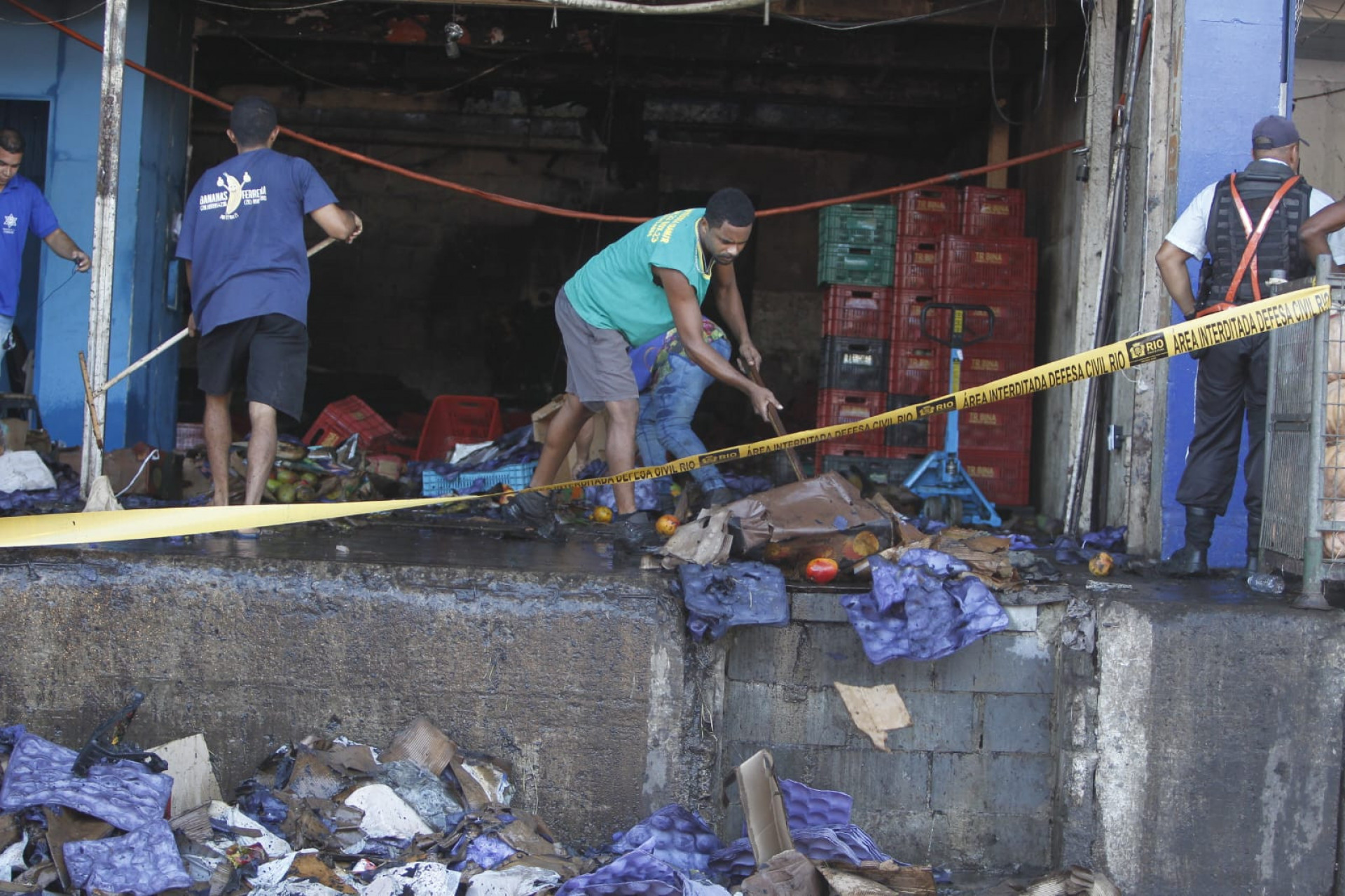 Comerciantes limparam box após incêndio em galpão na Ceasa - Reginaldo Pimenta / Agência O Dia